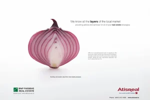 Reclamă Atisreal cu o ceapă tăiată în straturi