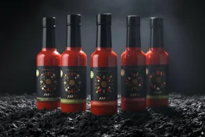 Packaging design pentru gama de sosuri iuți Bacanalia, identitate vizuală și etichetare produse alimentare de către Zăineasca.