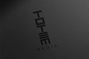 Logo Totem Media, litere verticale embosate pe fundal negru