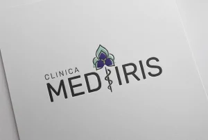 Logo Clinica Mediris pe hârtie albă