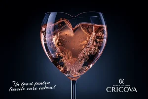 Reclamă Cricova de Valentine's: pahar de vin rosé în formă de inimă